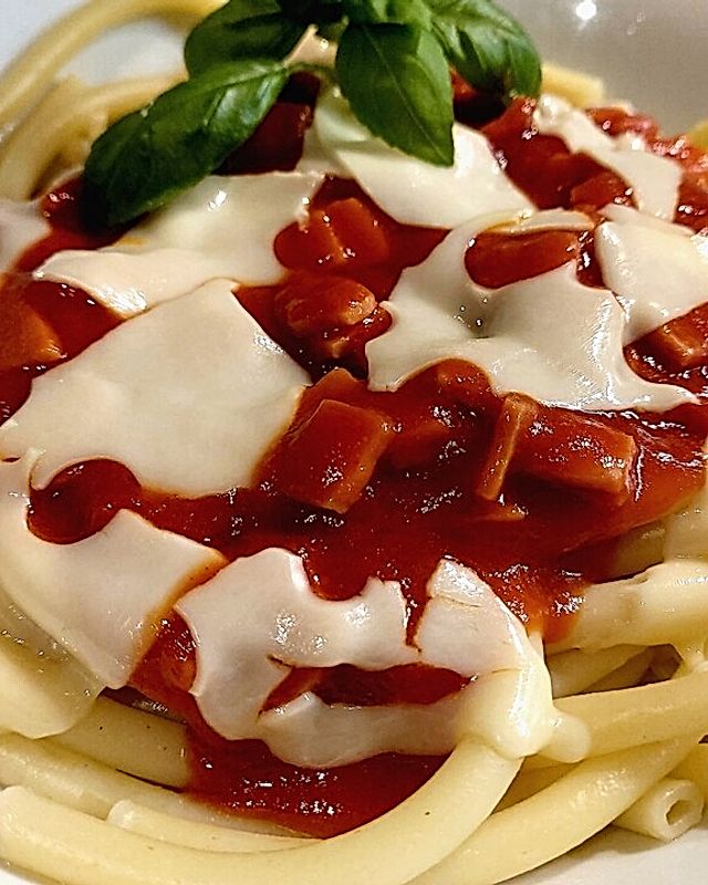 Spaghetti mit Tomatensauce und Kochschinken