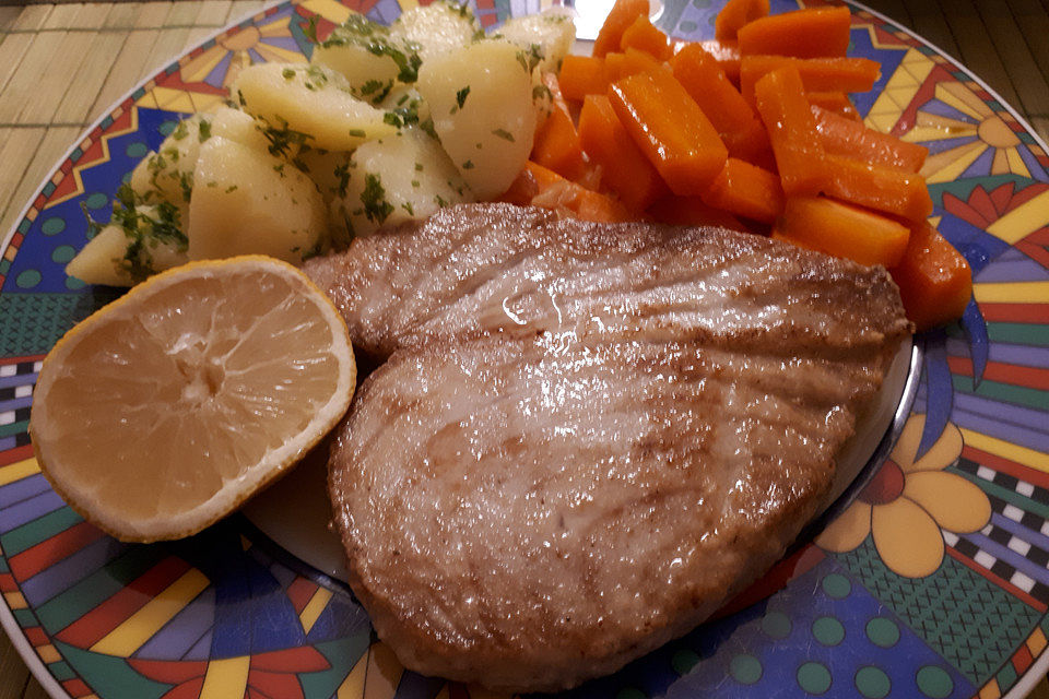 Thunfischsteak mit karamellisierten Knoblauchmöhren und Korianderkartoffeln