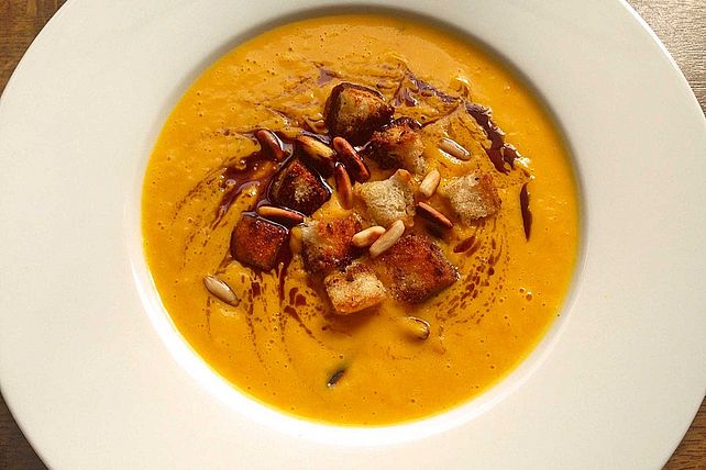 Kürbiscremesuppe mit gerösteten Kürbiskernen und Kernöl von ...