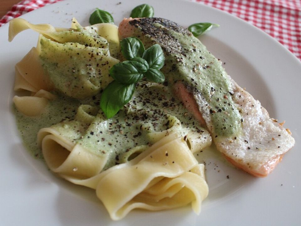 Bandnudeln mit Lachs und Basilikum von Biene_1986| Chefkoch