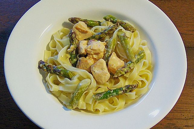 Tagliatelle mit Lachs, grünem Spargel und Orangensahnesauce von ...