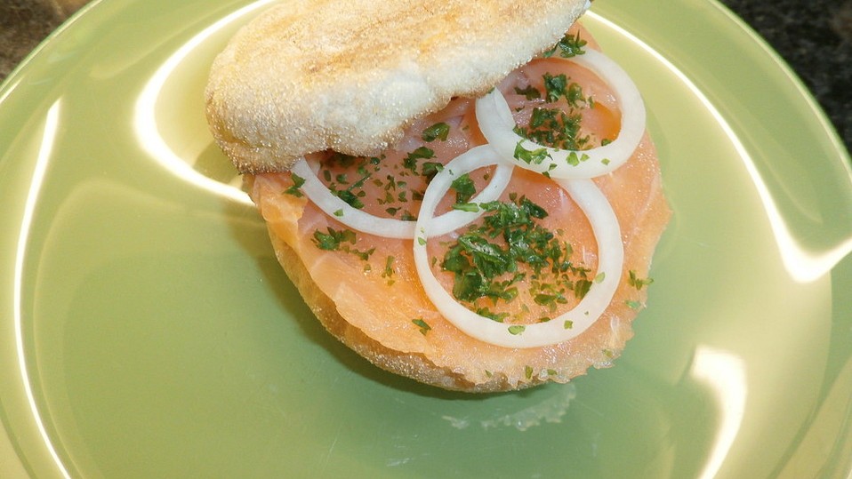 Brötchen, Baguette oder Bagel mit Räucherlachs und Frischkäse von ... Brötchen, Baguette oder Bagel mit Räucherlachs und Frischkäse von ...