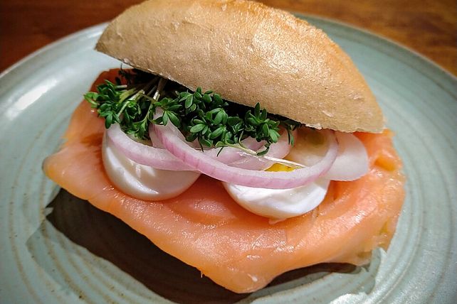 Brötchen, Baguette oder Bagel mit Räucherlachs und Frischkäse von ... Brötchen, Baguette oder Bagel mit Räucherlachs und Frischkäse von ...