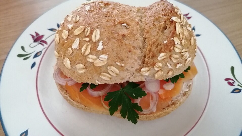 Brötchen, Baguette oder Bagel mit Räucherlachs und Frischkäse von ... Brötchen, Baguette oder Bagel mit Räucherlachs und Frischkäse von ...