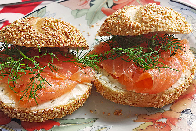 Brötchen, Baguette oder Bagel mit Räucherlachs und Frischkäse von ... Brötchen, Baguette oder Bagel mit Räucherlachs und Frischkäse von ...