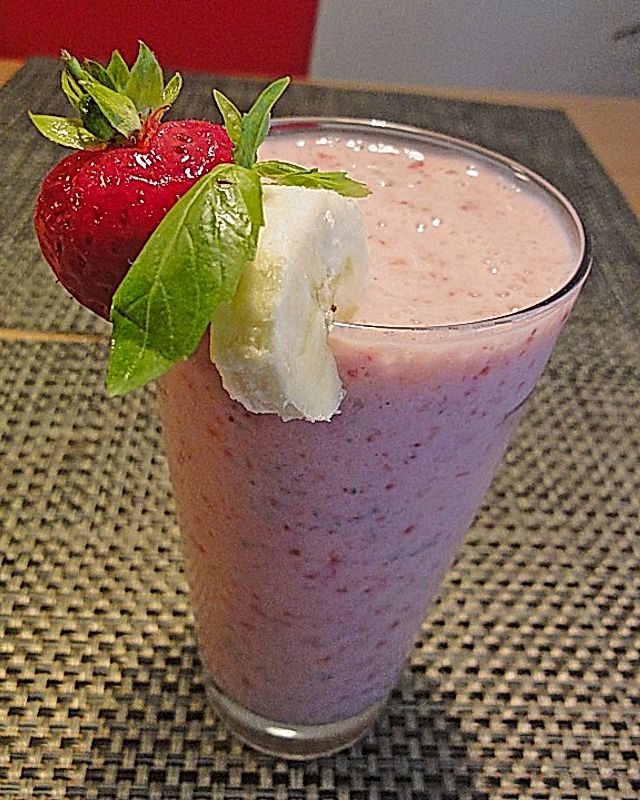 Erdbeer - Joghurt - Bananen - Shake mit Basilikum