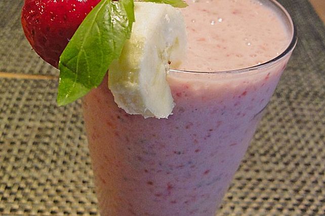 Erdbeer - Joghurt - Bananen - Shake mit Basilikum von skmeyer| Chefkoch