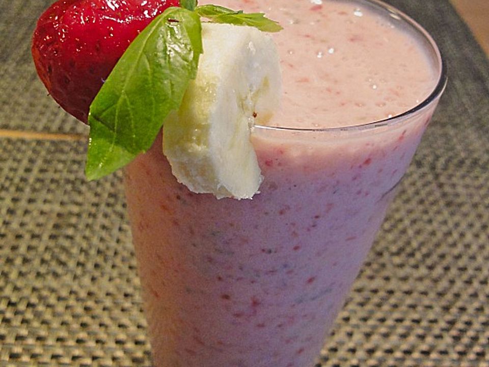 Erdbeer - Joghurt - Bananen - Shake mit Basilikum von skmeyer| Chefkoch