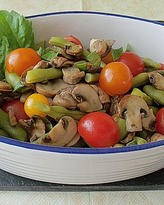 Salat aus marinierten grünen Bohnen mit Pilzen, Tomaten und Basilikum