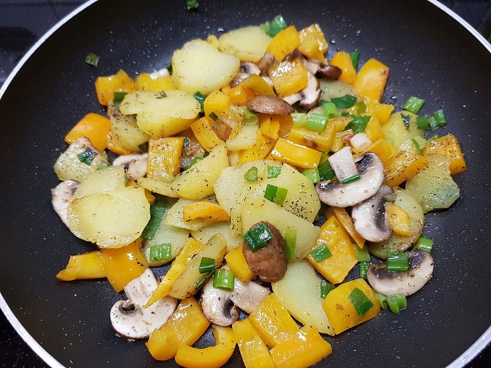 Champignon - Paprika - Zwiebel - Kartoffelpfanne von schnuffi57| Chefkoch
