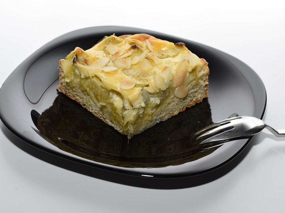 Rhabarberkuchen mit feiner Mandel - Rahm - Haube| Chefkoch
