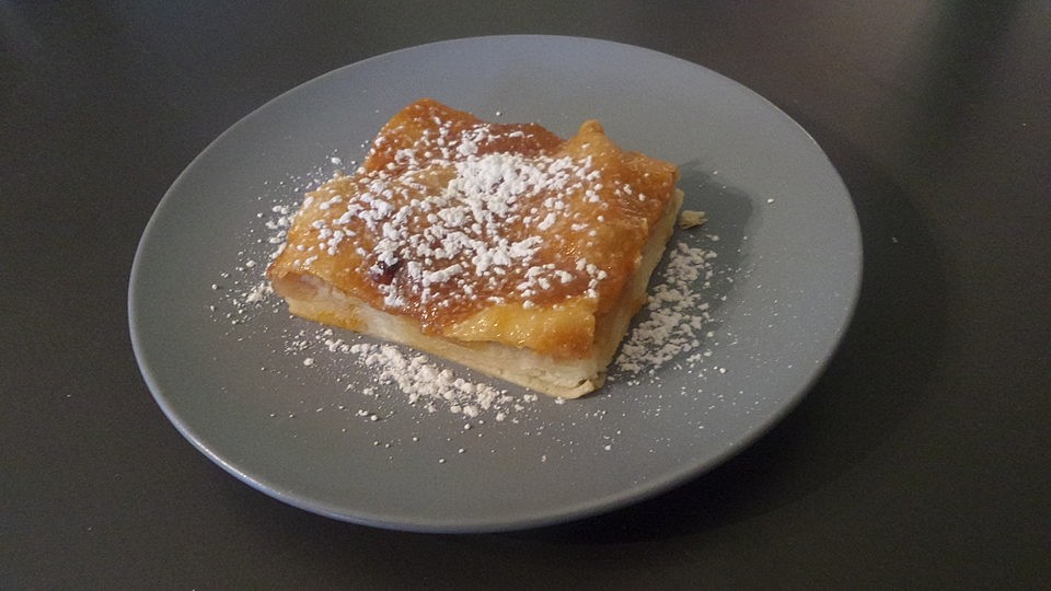 Gedeckter Rhabarberkuchen mit Marzipan - Amaretto - Guss| Chefkoch
