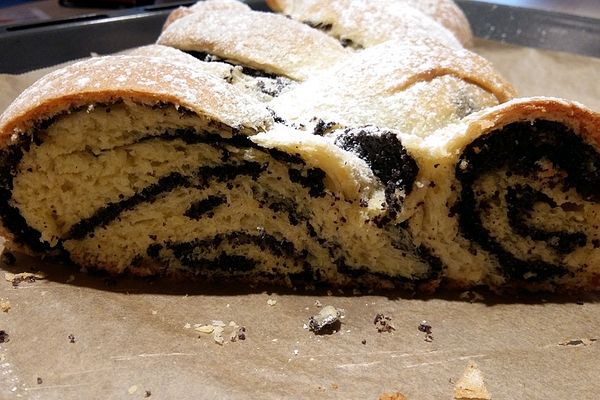 Fruchtiger Hefezopf mit Mohn und Kirschen von Daniela1603 | Chefkoch