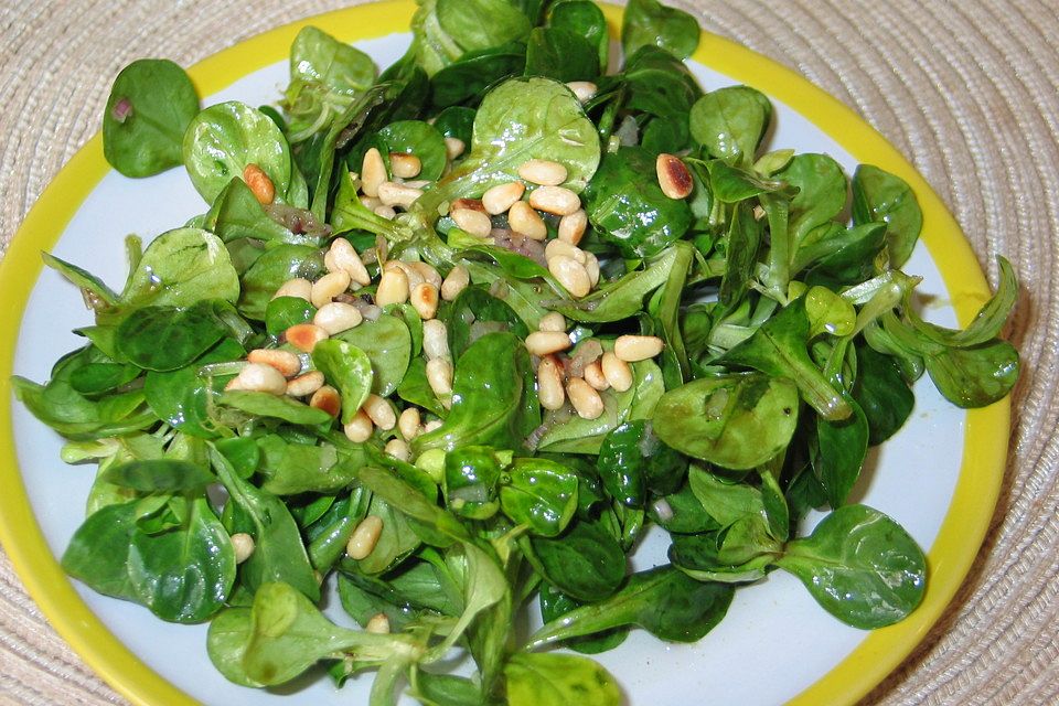 Feldsalat mit gerösteten Pinienkernen Feldsalat mit gerösteten Pinienkernen
