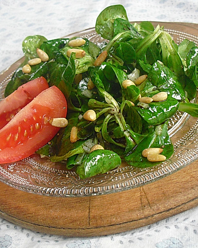 Feldsalat mit gerösteten Pinienkernen