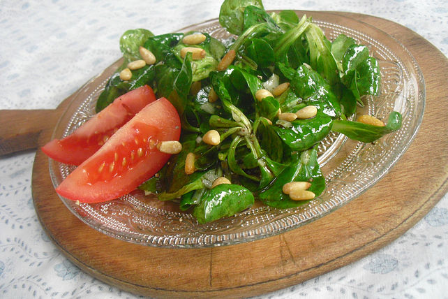 Feldsalat mit gerösteten Pinienkernen von gabi-b| Chefkoch