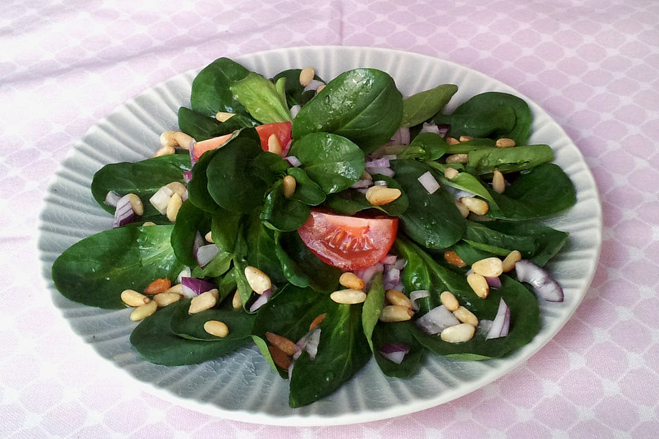 Feldsalat mit gerösteten Pinienkernen Feldsalat mit gerösteten Pinienkernen