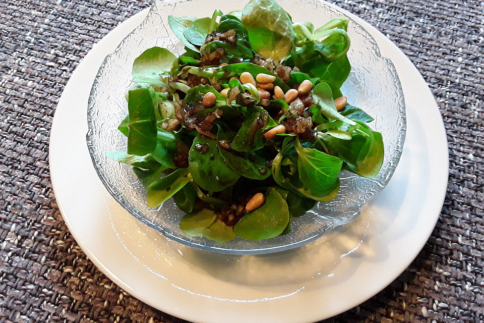 Feldsalat mit gerösteten Pinienkernen Feldsalat mit gerösteten Pinienkernen
