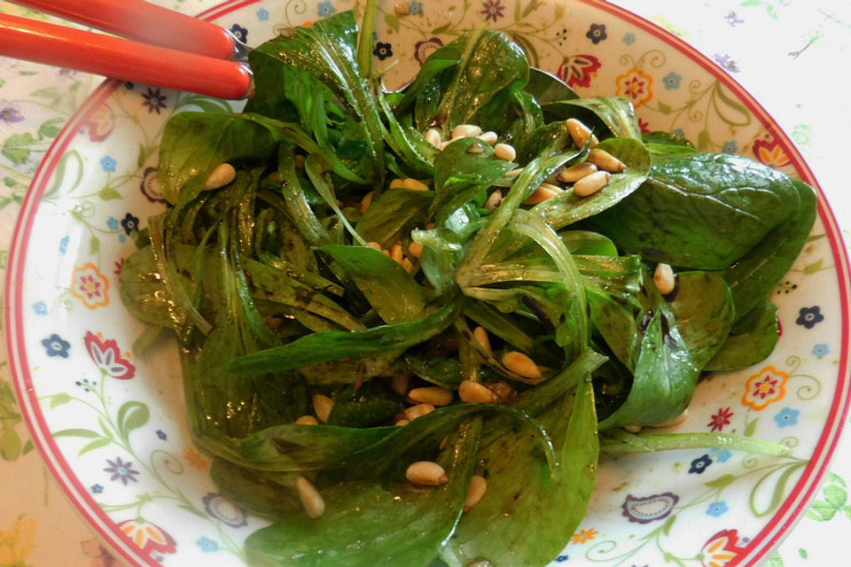 Feldsalat mit gerösteten Pinienkernen Feldsalat mit gerösteten Pinienkernen