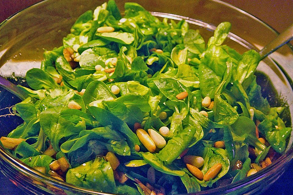 Feldsalat mit gerösteten Pinienkernen Feldsalat mit gerösteten Pinienkernen