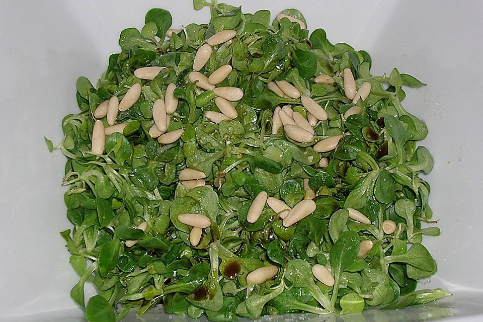 Feldsalat mit gerösteten Pinienkernen Feldsalat mit gerösteten Pinienkernen