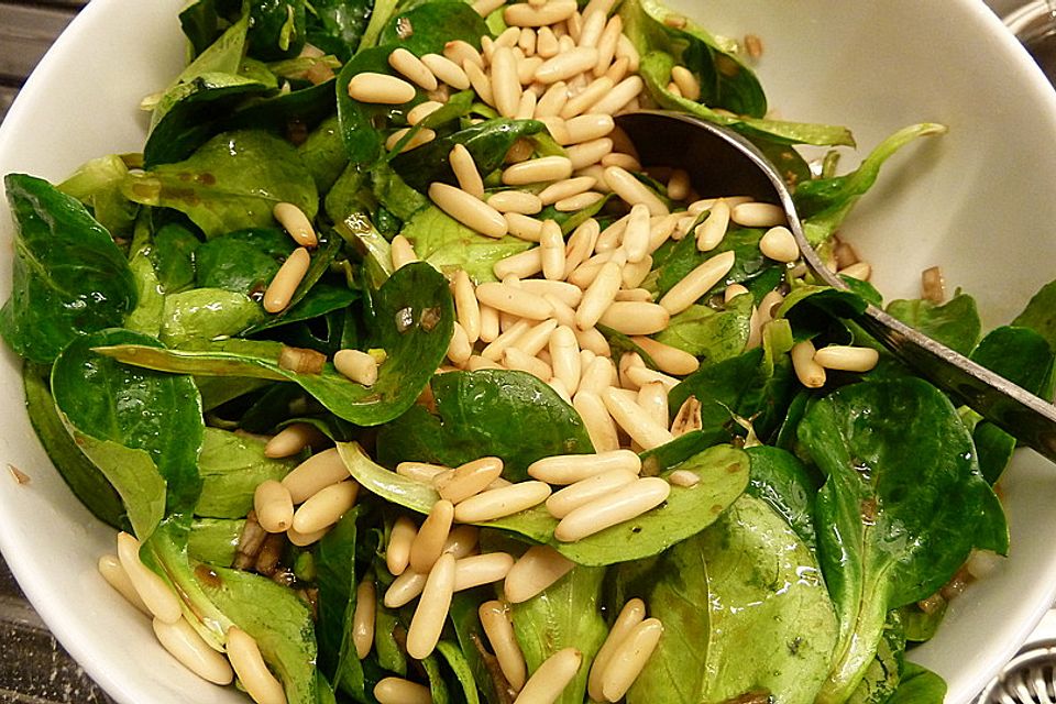 Feldsalat mit gerösteten Pinienkernen Feldsalat mit gerösteten Pinienkernen