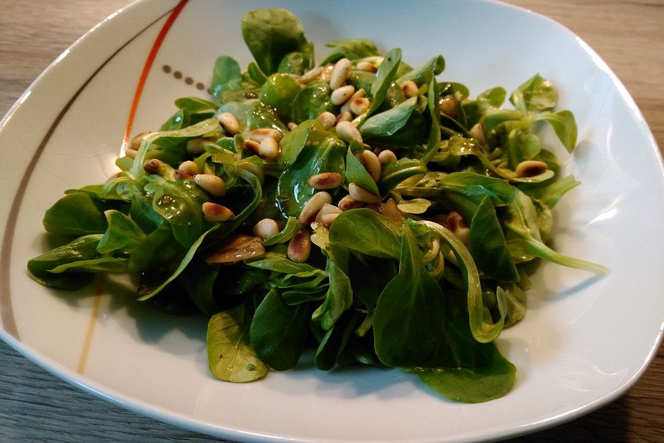 Feldsalat mit gerösteten Pinienkernen Feldsalat mit gerösteten Pinienkernen