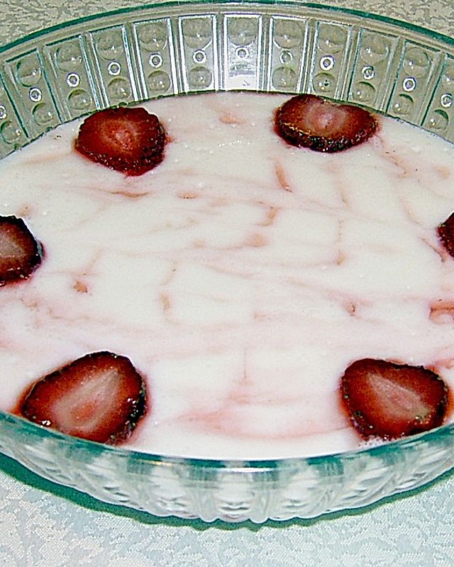 Buttermilch - Dessert mit Erdbeeren