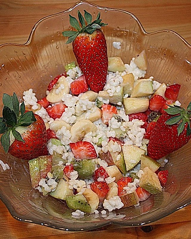 Fruchtiger Obstsalat mit Milchreis