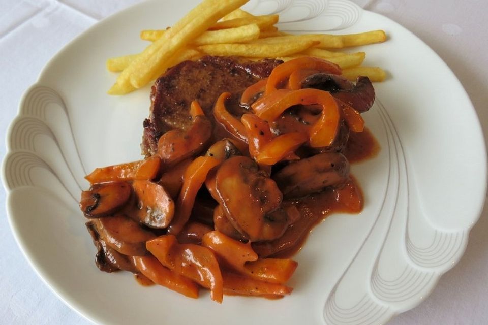 Schweinesteak an Champignon - Paprika - Sauce