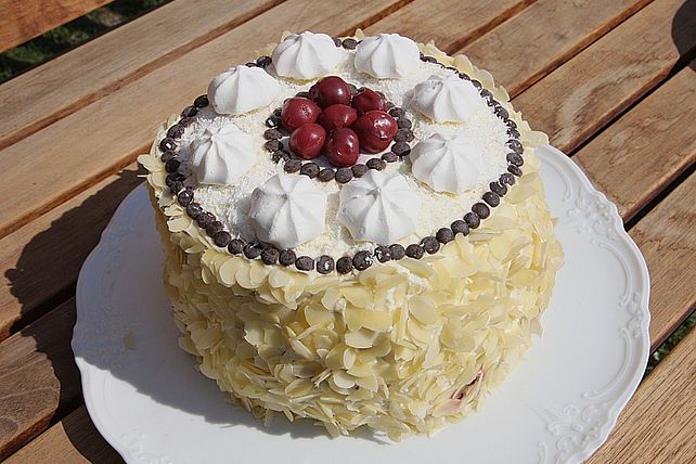 Schokoladen - Kirsch - Mandel - Kokos - Sahne - Torte von brisane| Chefkoch