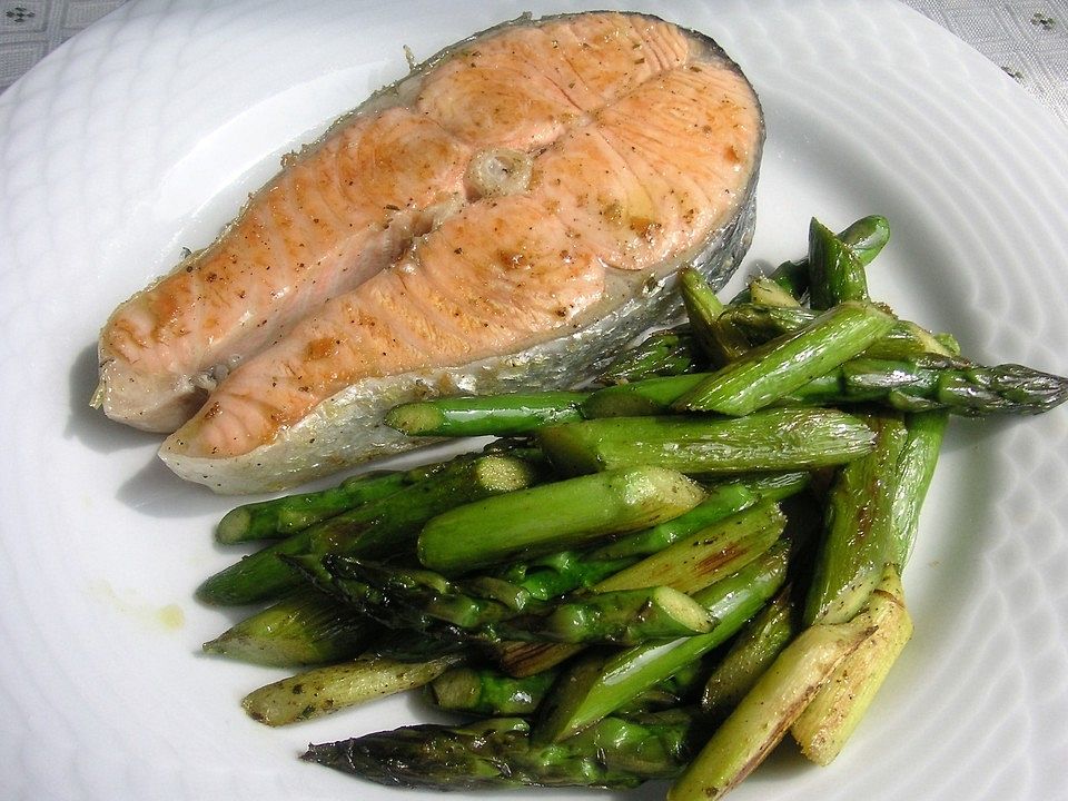 Gebratener Spargel mit Lachssteaks von brisane| Chefkoch
