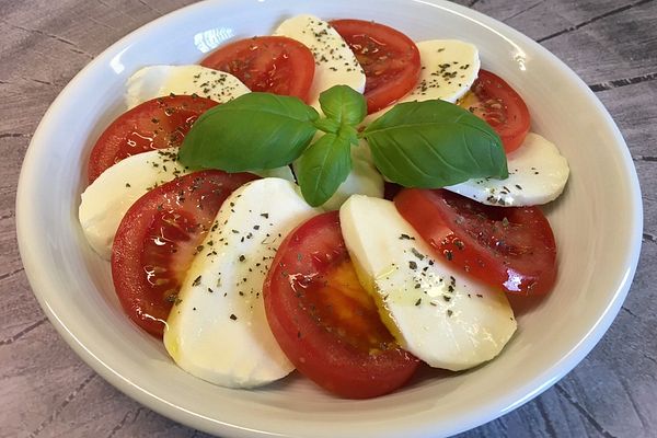 Tomate - Mozzarella - Salat mit Balsamicodressing von naensle | Chefkoch