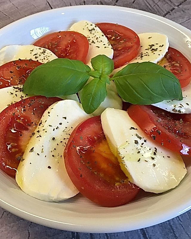 Tomate - Mozzarella - Salat mit Balsamicodressing