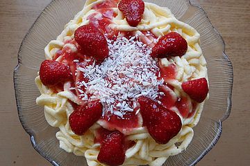 Spaghettidessert mit frischen Erdbeeren
