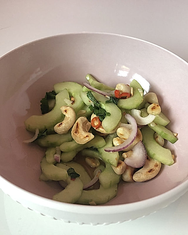 Thai Gurkensalat mit Erdnüssen und Chili