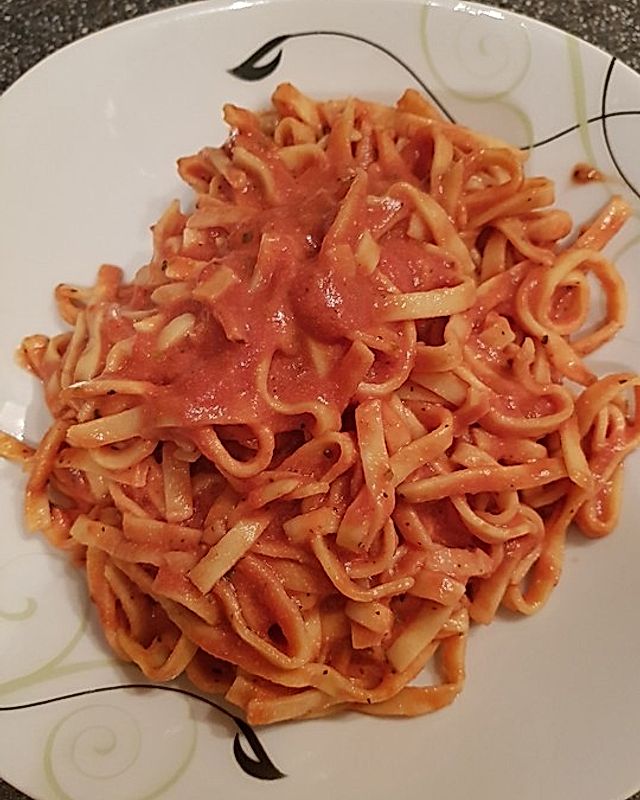 Tagliatelle mit Tomaten - Käse - Soße