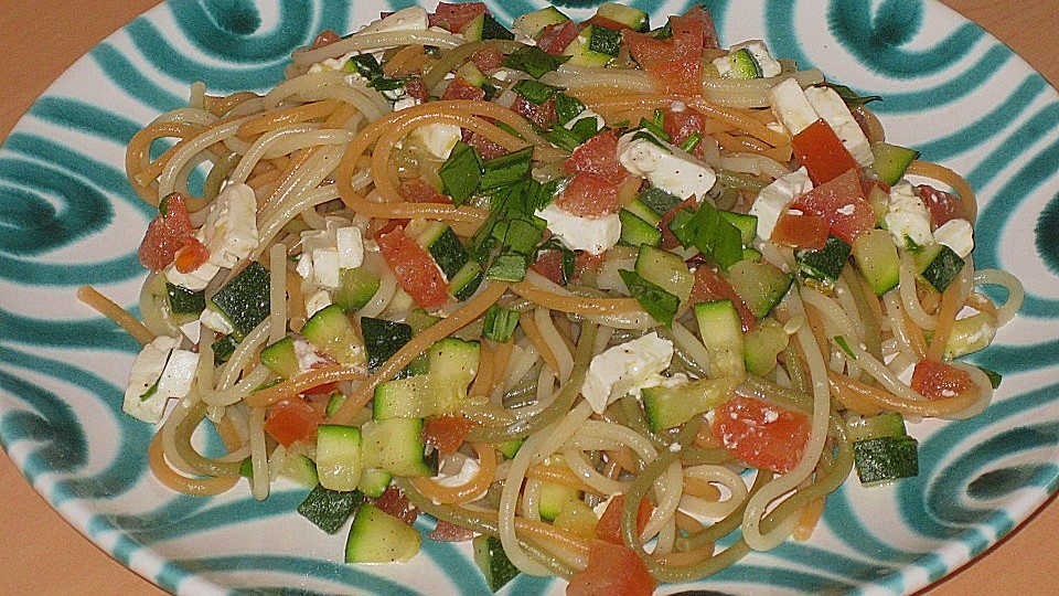 Mediterrane Spaghetti Mit Zucchini Tomaten Und Feta Kase Von Analog Girl Chefkoch