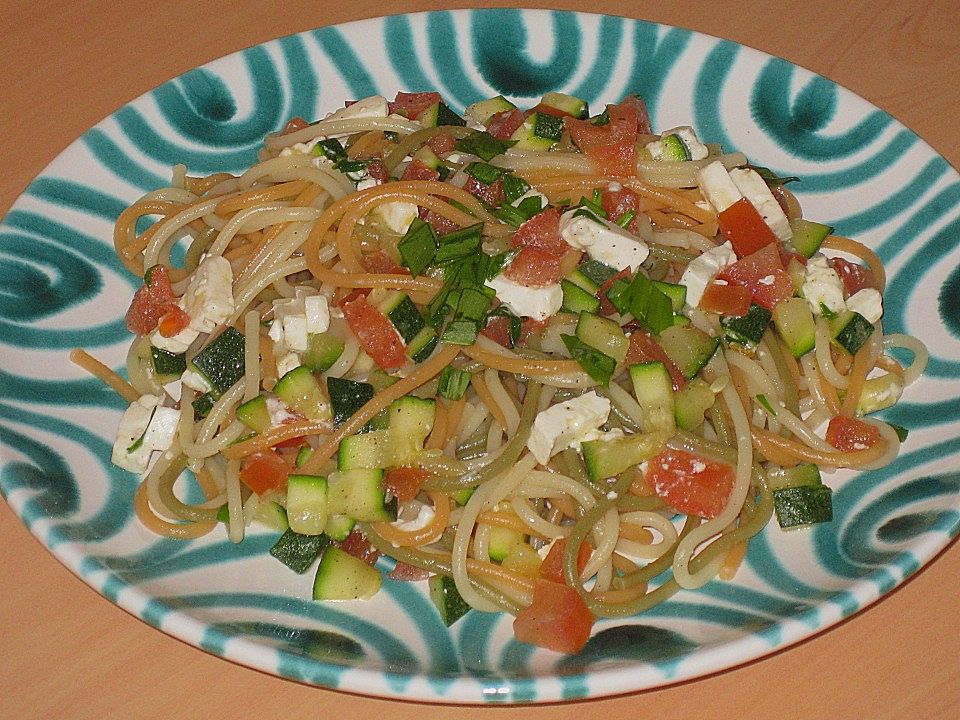 Mediterrane Spaghetti mit Zucchini, Tomaten und Feta - Käse von analog ...
