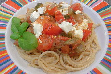 Mediterrane Spaghetti Mit Zucchini Tomaten Und Feta Kase Von Analog Girl Chefkoch