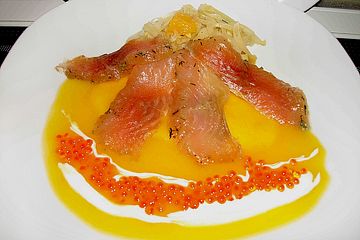 Gebeizter Saibling mit Orangen - Fenchel - Salat auf Mangospiegel