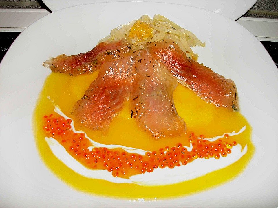 Gebeizter Saibling mit Orangen - Fenchel - Salat auf Mangospiegel von ...