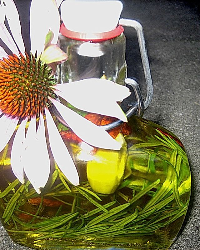 Selbst angesetztes Kräuter - Olivenöl (scharf)