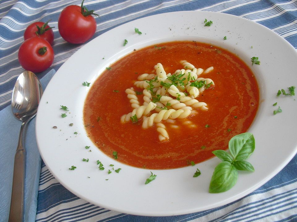 Tomatensuppe mit Nudeln und Basilikum von Ambarenya| Chefkoch Tomatensuppe mit Nudeln und Basilikum von Ambarenya| Chefkoch