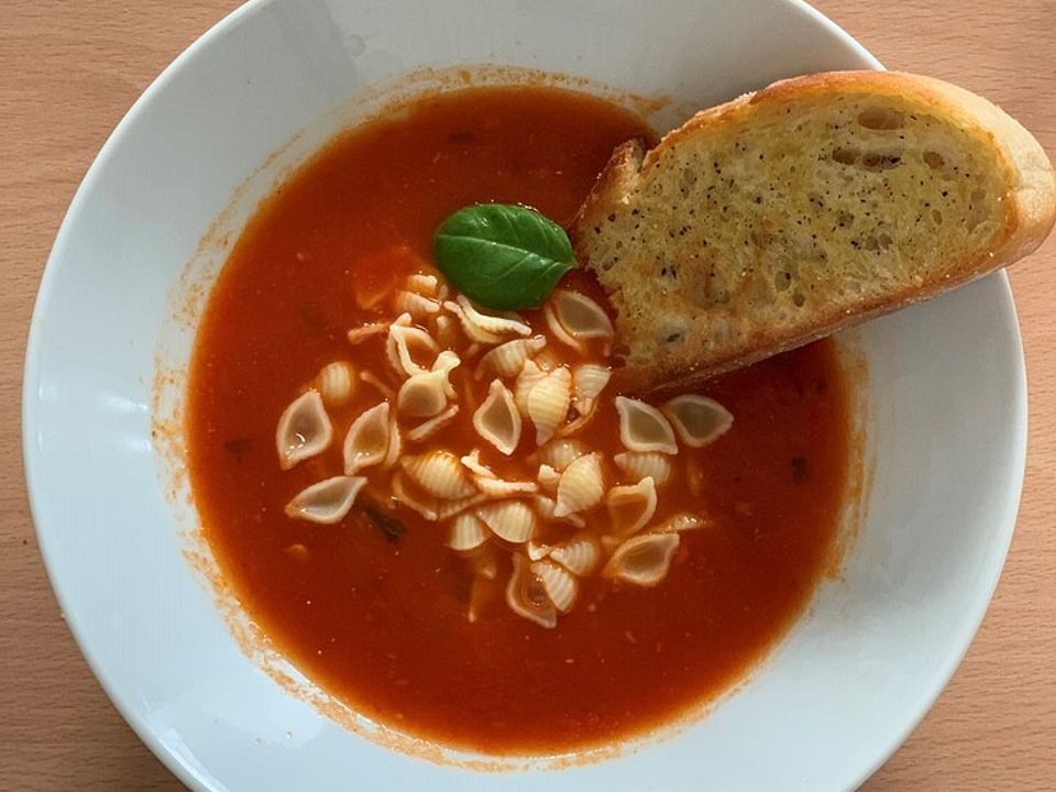 Tomatensuppe mit Nudeln und Basilikum von Ambarenya| Chefkoch