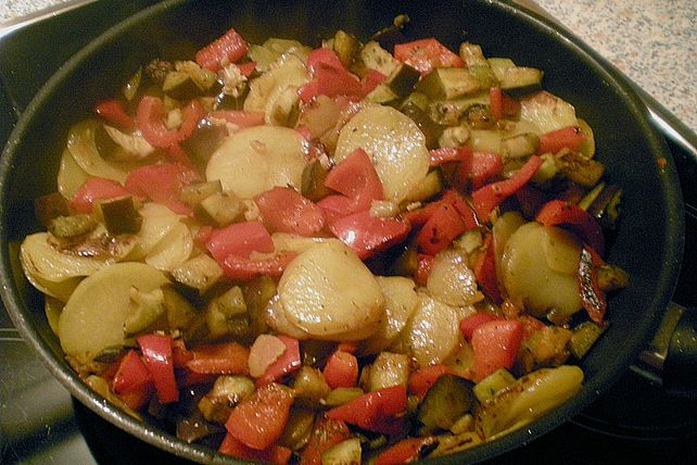 Kartoffel - Gemüse - Auflauf mit Hackfleisch und Feta von piccolomaxi ...