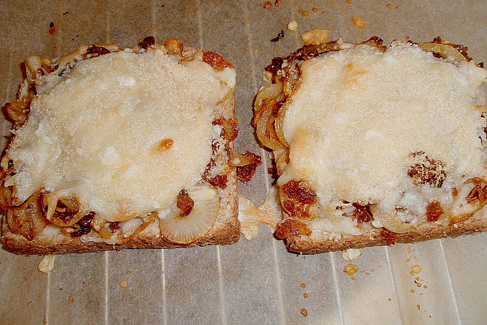 Toast-Ecken mit Zwiebeln