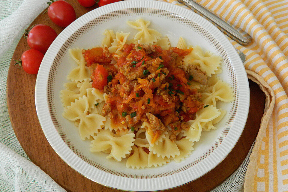 Farfalle mit Möhren und Bratwurst