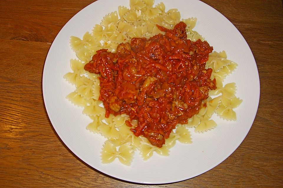 Farfalle mit Möhren und Bratwurst