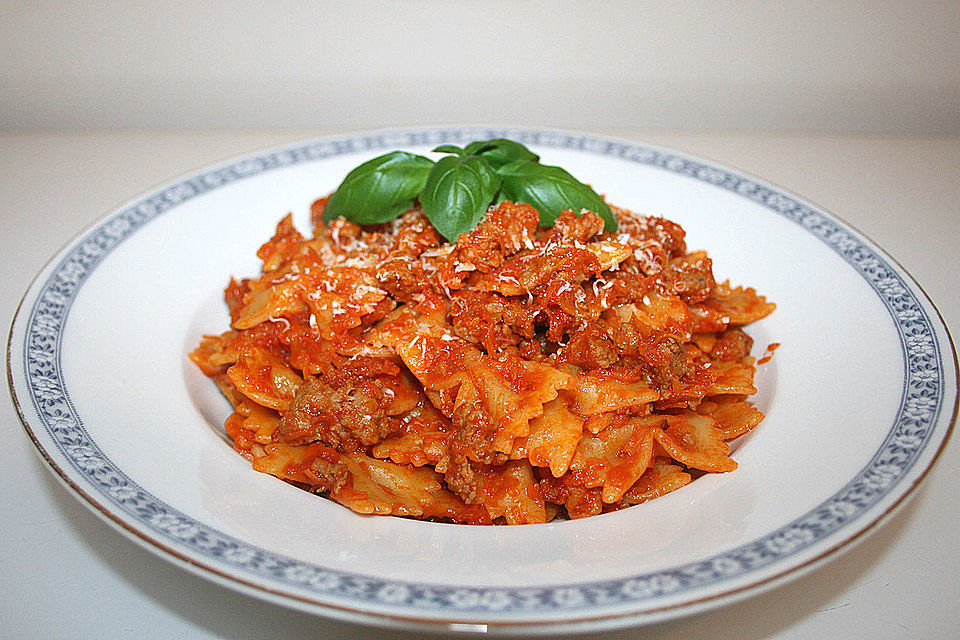 Farfalle mit Möhren und Bratwurst